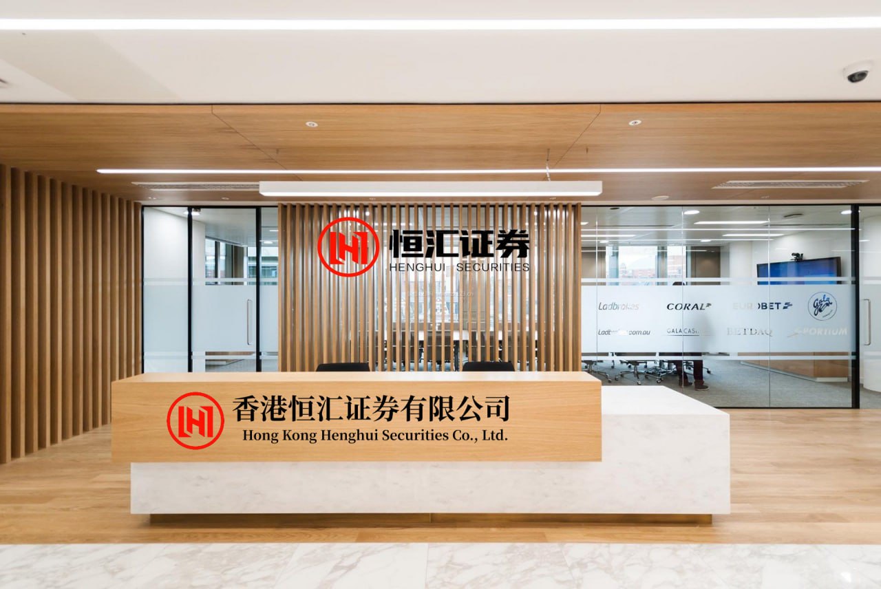 策略吧 赵露思最新直播状态引争议，不仅脸肿肩膀也肿，后遗症这么大吗？_音乐节_活动_明星