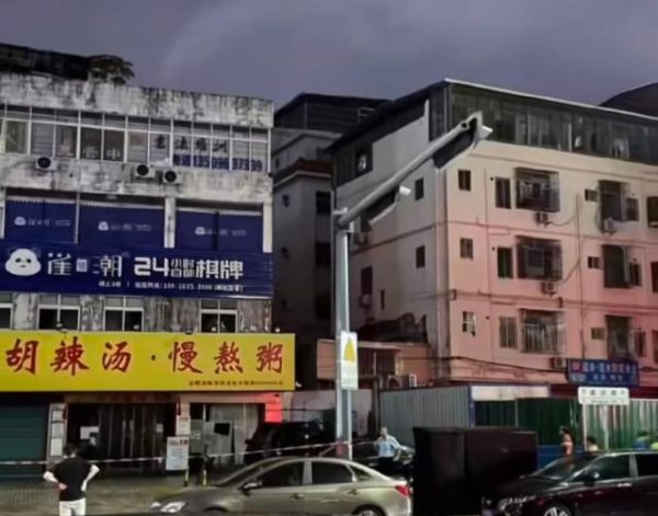 嘉正网  “突然发生还以为是地震，有人喊房子歪了”，深圳一小区已疏散783人